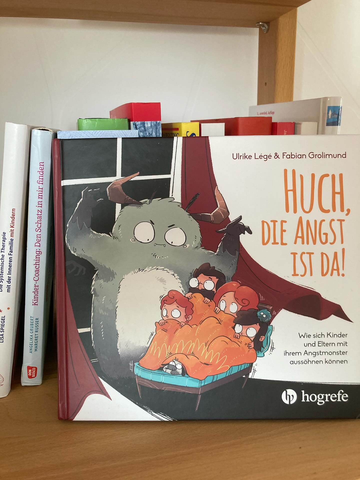 „Huch, die Angst ist da!“ – Wenn das Angstmonster plötzlich auftaucht
Besucht dein Kind immer wieder die Angst? Vielleicht vor der Dunkelheit, vor dem Sprechen in der Schule, vor unbekannten Situationen oder einfach davor, nicht gemocht zu werden?
👉 Solche Ängste sind ganz normal – sie gehören zum Leben dazu. Doch wenn sie den Alltag dominieren, kann das sehr belastend sein.
In unserer Praxis unterstützen wir Kinder und Familien dabei, mit sozialen Ängsten besser umzugehen.
Gemeinsam schauen wir, was hinter dem „Angstmonster“ steckt – und wie aus einem großen, bedrohlichen Gefühl ein kleiner, freundlicher Begleiter wird, der zeigt: „Ich will dich beschützen – aber du darfst trotzdem mutig sein.“
💡 Das wunderbare Buch „Huch, die Angst ist da!“ hilft Kindern (und Eltern!), die Angst besser zu verstehen und Schritt für Schritt mit ihr Freundschaft zu schließen.
💬 Du möchtest, dass dein Kind selbstsicherer wird – in der Schule, im sozialen Miteinander oder im Alltag?
Dann melde dich gerne für ein unverbindliches Erstgespräch bei uns in der Praxis.
#AngstBeiKindern #SozialeÄngste #Kinderpsychologie #Pädagogik #MutigMitAngst #PraxisWaldesch #Angstmonster #Elternratgeber #psychologischeBeratung #psychotherapie #familienberatung #starkeKinder