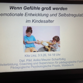 Wenn Gefühle groß werden

Sozial-emotionale Entwicklung und Selbstregulation im Kindesalter

Diese Woche durfte ich einen pädagogischen Nachmittag mit einem unglaublich interessierten und engagierten Team von Fachkräften verbringen. Gemeinsam haben wir uns mit der Frage beschäftigt:
Wie können wir Kinder gut begleiten, wenn Gefühle groß werden?

Im Alltag mit Kindern begegnen uns viele emotionale Situationen:
Kinder werden wütend, sind frustriert, ziehen sich zurück oder reagieren ängstlich. Manchmal kochen die Gefühle hoch – bei den Kindern, aber auch bei uns Erwachsenen.

Gerade hier zeigt sich, wie wichtig stabile und unterstützende Beziehungen für eine gesunde Entwicklung sind. Kinder lernen Selbstregulation nicht allein – sie entwickeln sie in Beziehung.
Durch Co-Regulation:
durch ruhige Präsenz, Verständnis, Orientierung und sichere Bindung.

Wir haben uns angeschaut:
• wie sich sozial-emotionale Entwicklung im Kindesalter entfaltet
• warum starke Gefühle ein wichtiger Teil dieser Entwicklung sind
• was im Nervensystem von Kindern passiert, wenn Stress entsteht
• und wie Fachkräfte und Eltern Kinder in herausfordernden Momenten gut begleiten können

Besonders wertvoll war der Austausch darüber, wie wir auch ruhige, ängstliche oder introvertierte Kinder stärken können – und wie wir Eltern entlasten und Sicherheit geben, wenn sie sich fragen, ob ihr Kind „richtig“ mit Gefühlen umgeht.
Denn Kinder brauchen vor allem eines:
Erwachsene, die verstehen, was hinter ihrem Verhalten steckt.

Vielen Dank an dieses offene und reflektierte Team für den spannenden Nachmittag und den wertvollen Austausch! 🌱
#sozialemotionaleentwicklung #kitaalltag #familienalltag #selbstregulation #coregulation #pädagogischefachkräfte #kindlicheentwicklung #bindungsorientiert #kinderbegleiten #pädagogik #emotionsregulation #beratung #coaching #familienberatung #kinderberatung #elternberatung #teamfortbildung #psychotherapie #praxis #koblenz #maifeld #waldesch #mosel